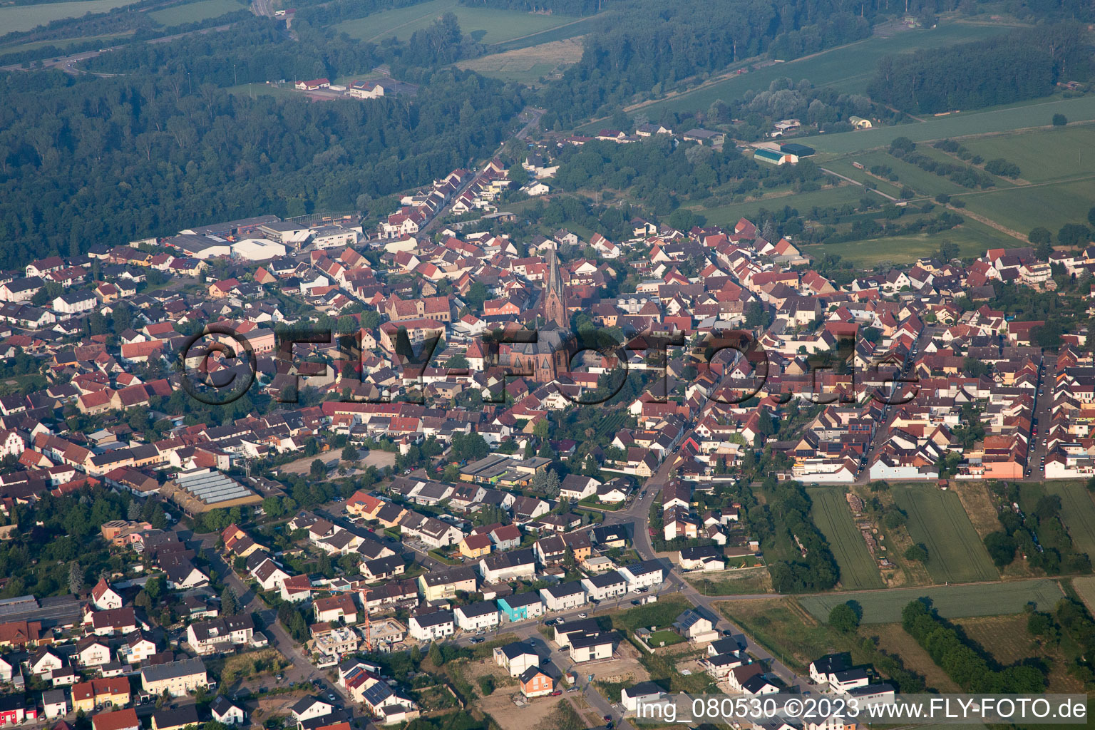 Vue aérienne de Du nord-est à le quartier Rheinsheim in Philippsburg dans le département Bade-Wurtemberg, Allemagne