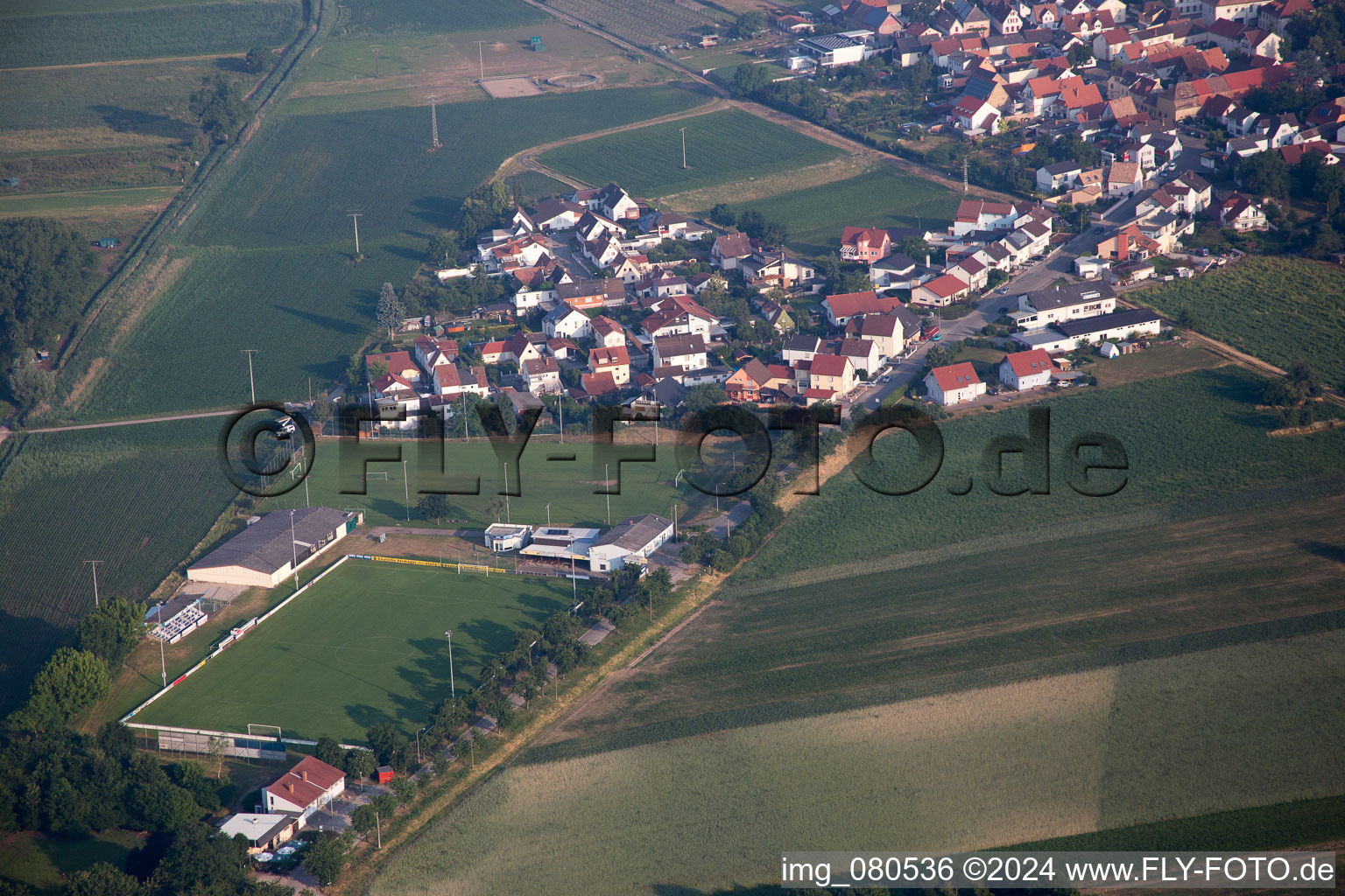 Vue aérienne de Terrain de sport TuS 1914 eV à le quartier Mechtersheim in Römerberg dans le département Rhénanie-Palatinat, Allemagne