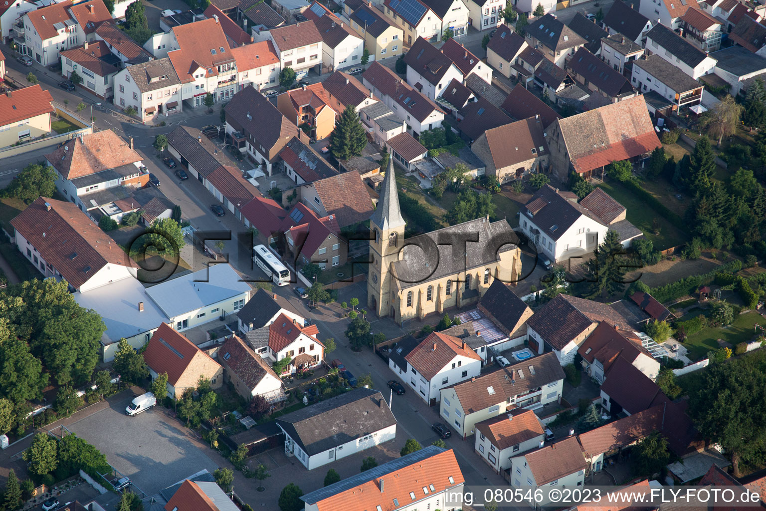 Vue aérienne de Église Saint-Laurent à le quartier Mechtersheim in Römerberg dans le département Rhénanie-Palatinat, Allemagne