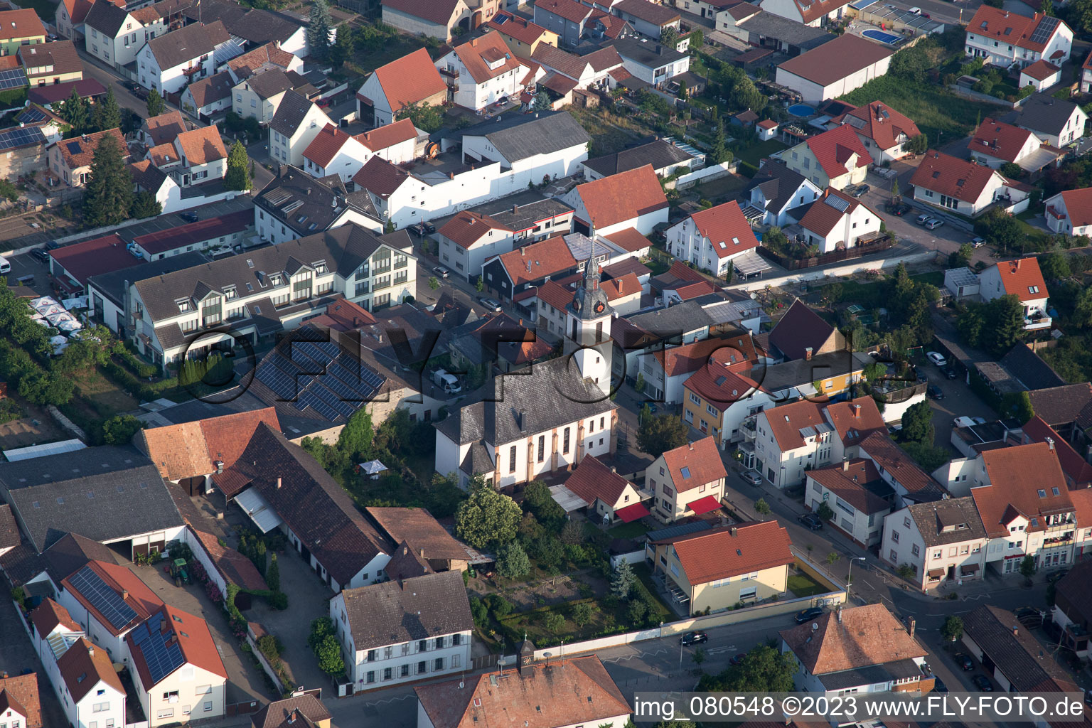 Vue aérienne de Église de la Paix à le quartier Mechtersheim in Römerberg dans le département Rhénanie-Palatinat, Allemagne