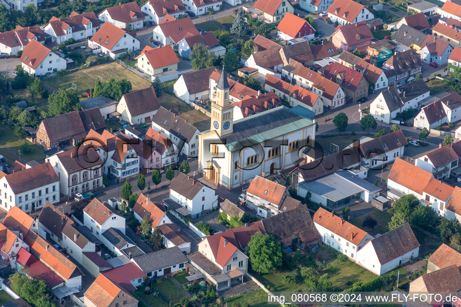 Vue aérienne de Bâtiment d'église au centre du village à Lingenfeld dans le département Rhénanie-Palatinat, Allemagne