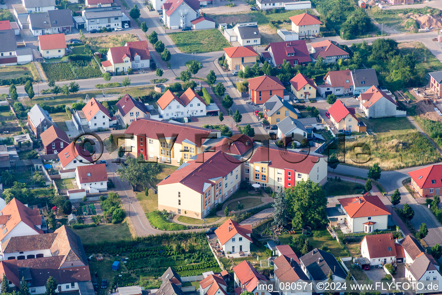 Vue aérienne de Centre pour seniors Haus Edelberg Centre pour seniors Lingenfeld à Lingenfeld dans le département Rhénanie-Palatinat, Allemagne