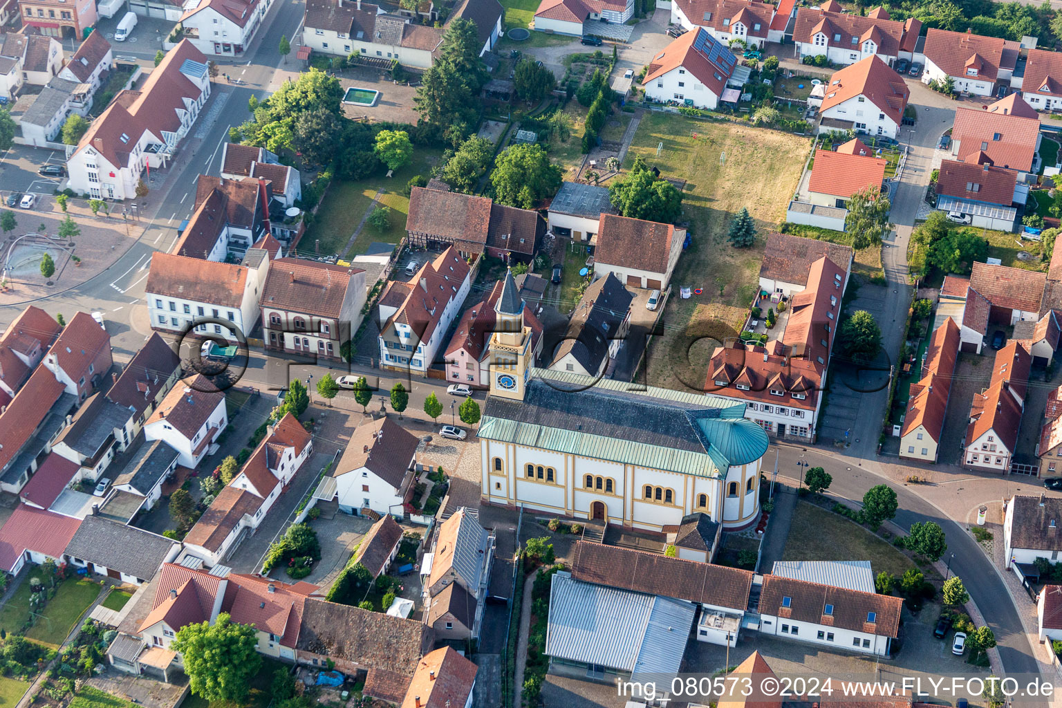Vue aérienne de Bâtiment d'église au centre du village à Lingenfeld dans le département Rhénanie-Palatinat, Allemagne