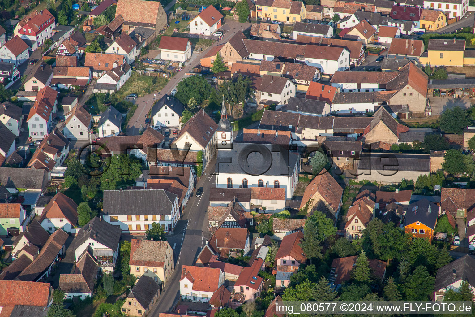 Vue aérienne de Eglise Prot. au centre du village à Westheim dans le département Rhénanie-Palatinat, Allemagne