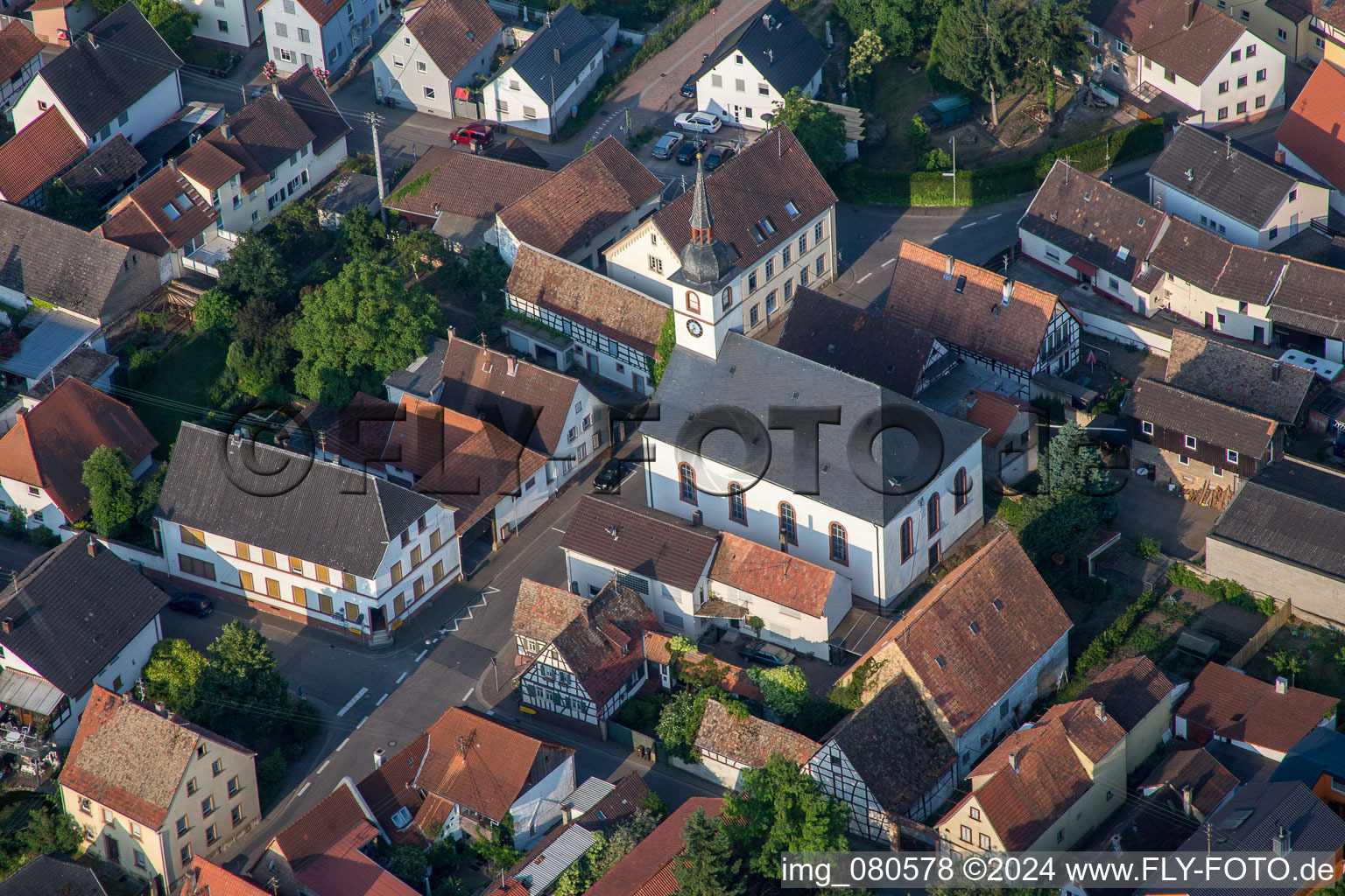 Vue aérienne de Eglise Prot. au centre du village à Westheim dans le département Rhénanie-Palatinat, Allemagne