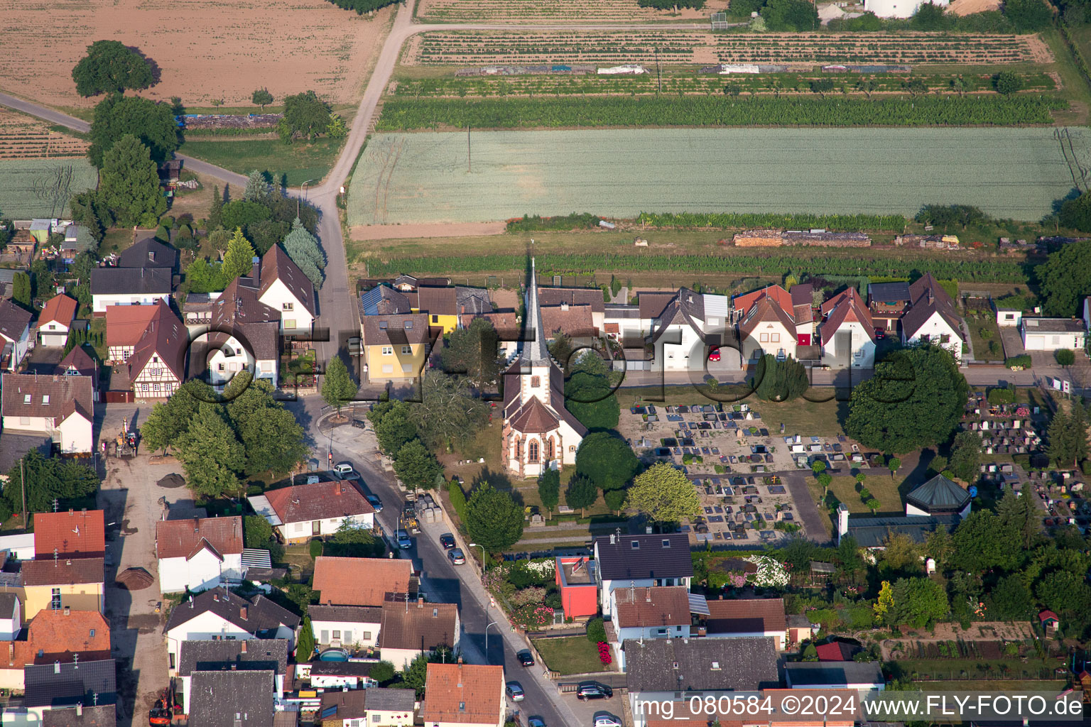 Vue aérienne de Église évangélique d'Unterdorf Lustadt au centre du village à Lustadt dans le département Rhénanie-Palatinat, Allemagne