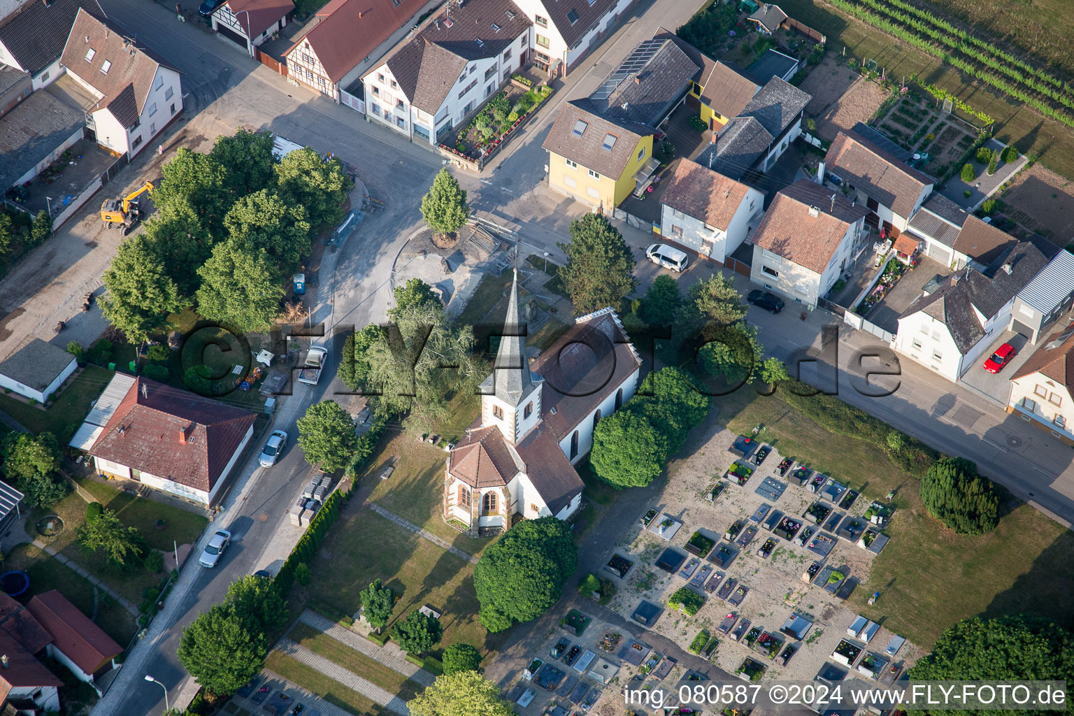 Vue aérienne de Église évangélique d'Unterdorf Lustadt au centre du village à Lustadt dans le département Rhénanie-Palatinat, Allemagne
