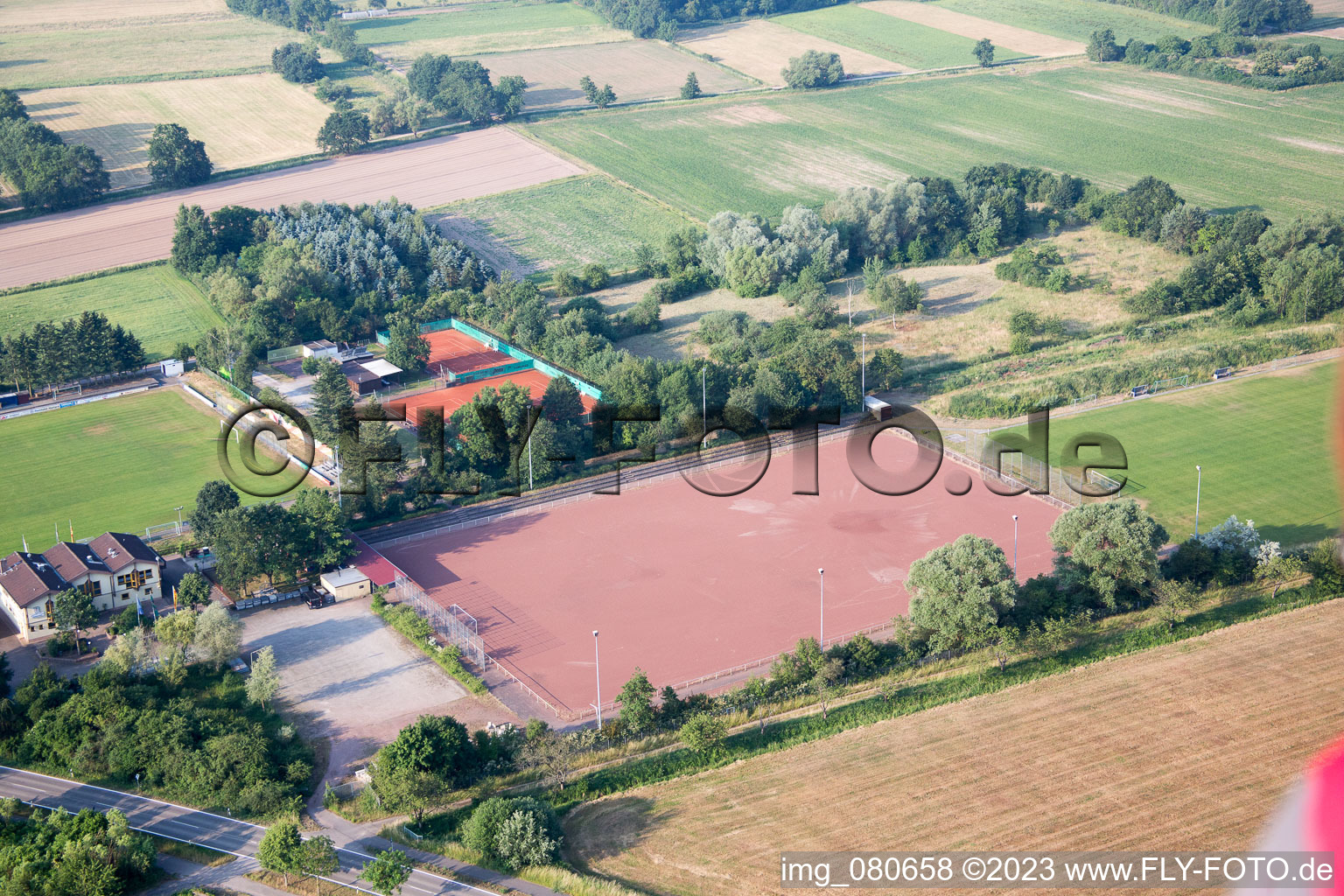 Zeiskam dans le département Rhénanie-Palatinat, Allemagne du point de vue du drone