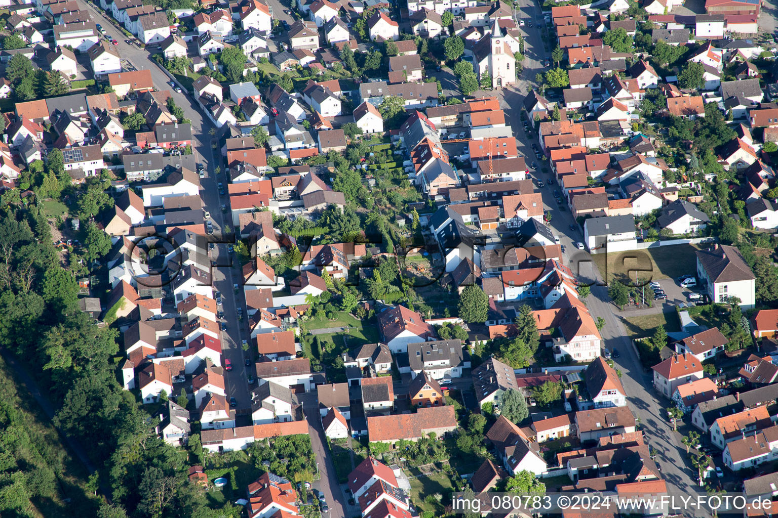 Vue aérienne de Léopoldstr à le quartier Leopoldshafen in Eggenstein-Leopoldshafen dans le département Bade-Wurtemberg, Allemagne