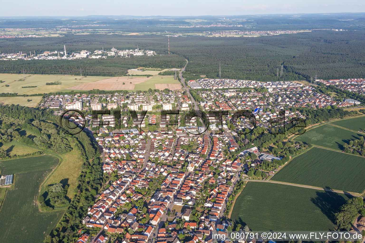Vue aérienne de Vue des rues et des maisons des quartiers résidentiels à le quartier Leopoldshafen in Eggenstein-Leopoldshafen dans le département Bade-Wurtemberg, Allemagne
