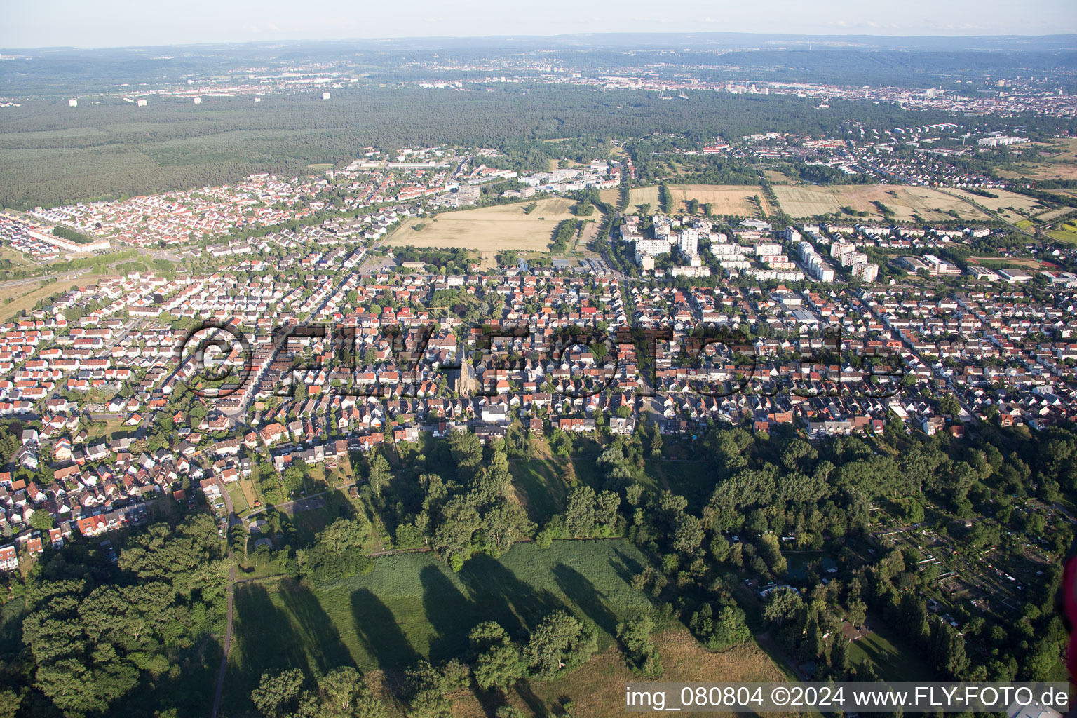 Enregistrement par drone de Quartier Neureut in Karlsruhe dans le département Bade-Wurtemberg, Allemagne