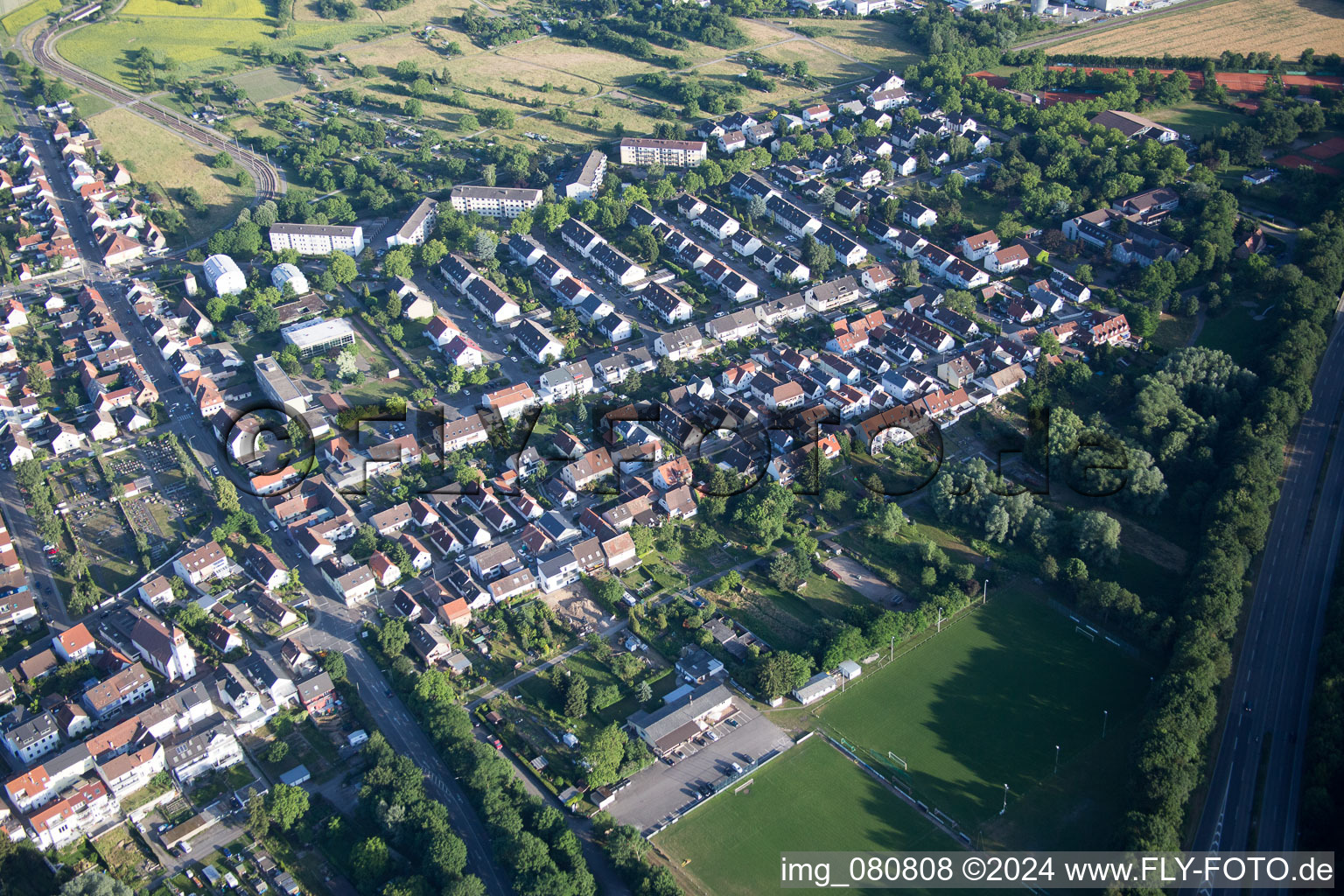 Quartier Neureut in Karlsruhe dans le département Bade-Wurtemberg, Allemagne du point de vue du drone