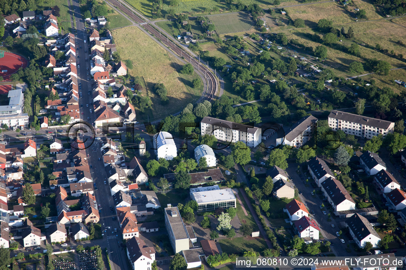 Quartier Neureut in Karlsruhe dans le département Bade-Wurtemberg, Allemagne d'un drone