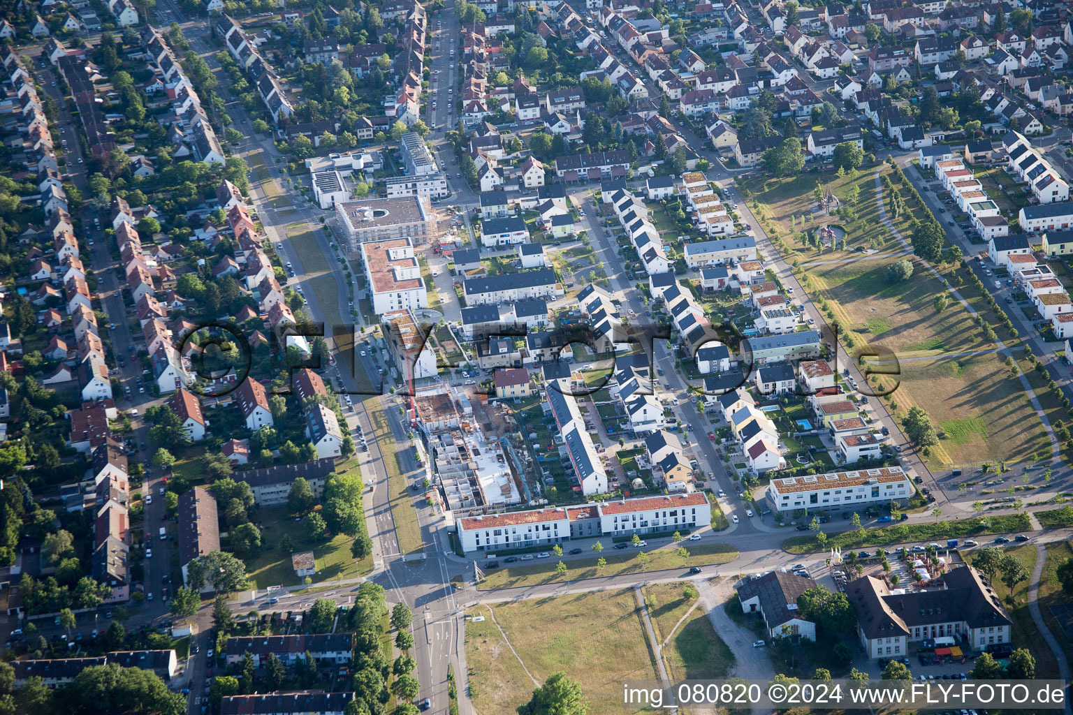 Vue aérienne de Nouvelle zone de développement à le quartier Knielingen in Karlsruhe dans le département Bade-Wurtemberg, Allemagne