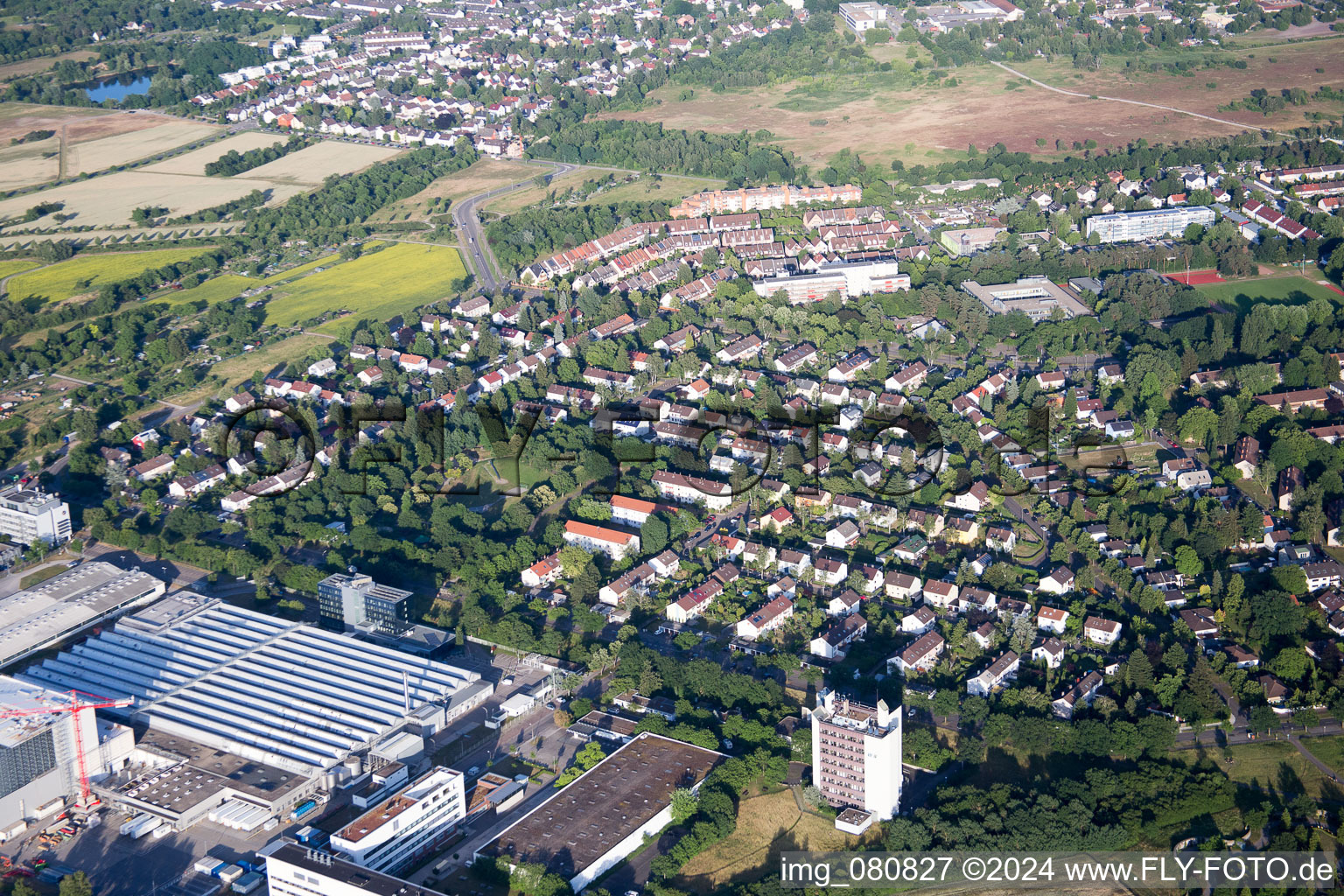 Vue aérienne de Nouveau bâtiment de L'Oréal à le quartier Neureut in Karlsruhe dans le département Bade-Wurtemberg, Allemagne