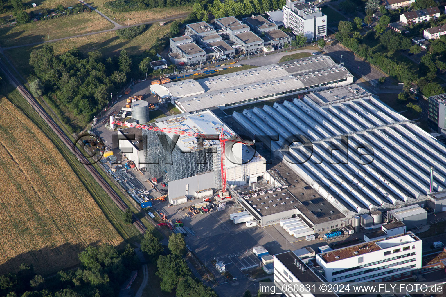 Vue oblique de Nouveau bâtiment de L'Oréal à le quartier Neureut in Karlsruhe dans le département Bade-Wurtemberg, Allemagne