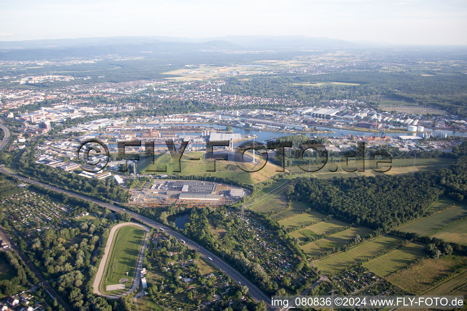 Vue aérienne de KA Rheinhafen à le quartier Rheinhafen in Karlsruhe dans le département Bade-Wurtemberg, Allemagne