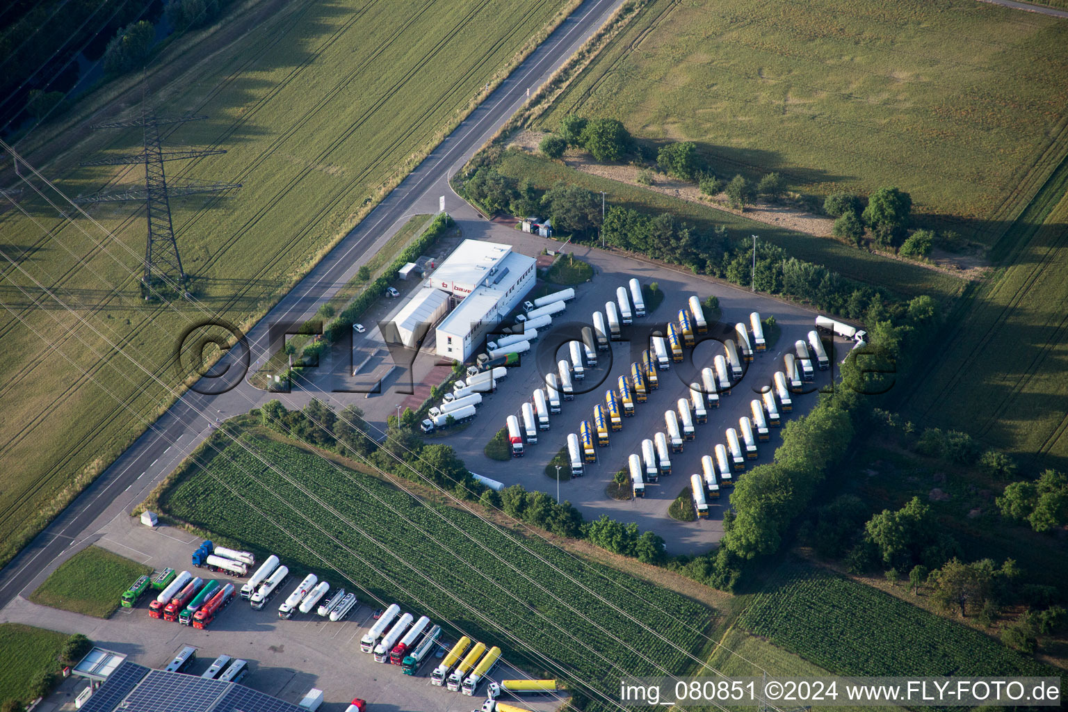 Vue aérienne de Maxau, Bayer Robert GmbH à le quartier Knielingen in Karlsruhe dans le département Bade-Wurtemberg, Allemagne