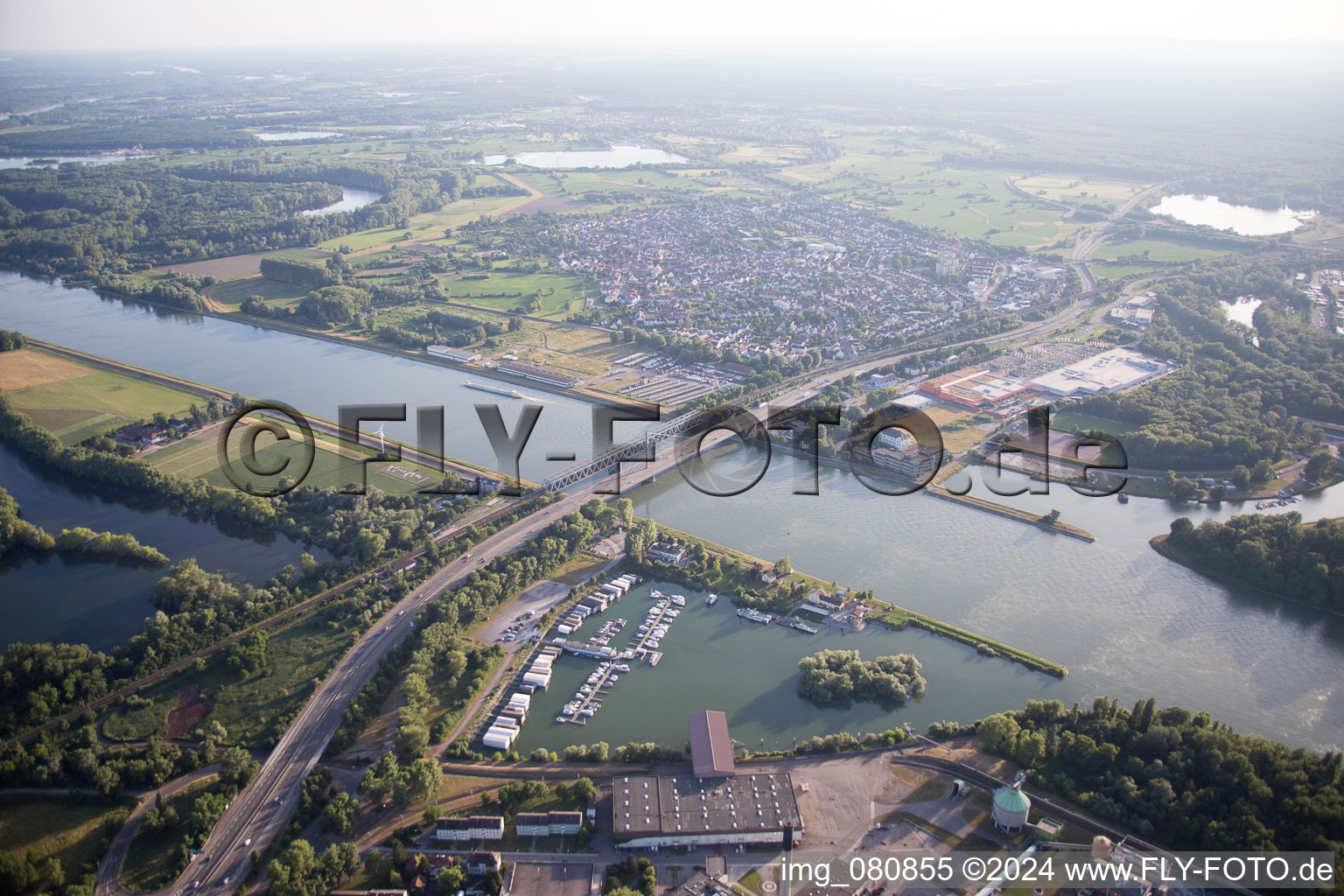 Vue aérienne de Marina au pont du Rhin à le quartier Knielingen in Karlsruhe dans le département Bade-Wurtemberg, Allemagne