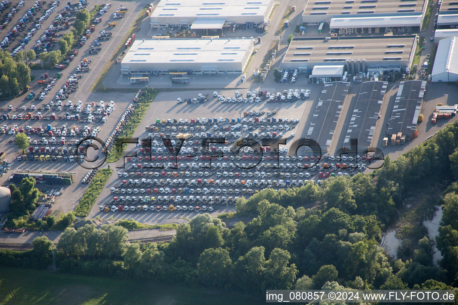 Vue aérienne de Daimler à le quartier Maximiliansau in Wörth am Rhein dans le département Rhénanie-Palatinat, Allemagne