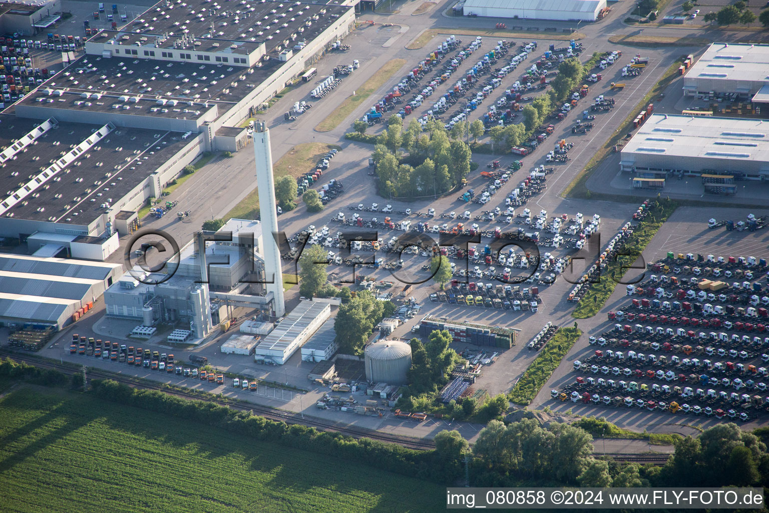 Vue aérienne de Daimler à le quartier Maximiliansau in Wörth am Rhein dans le département Rhénanie-Palatinat, Allemagne