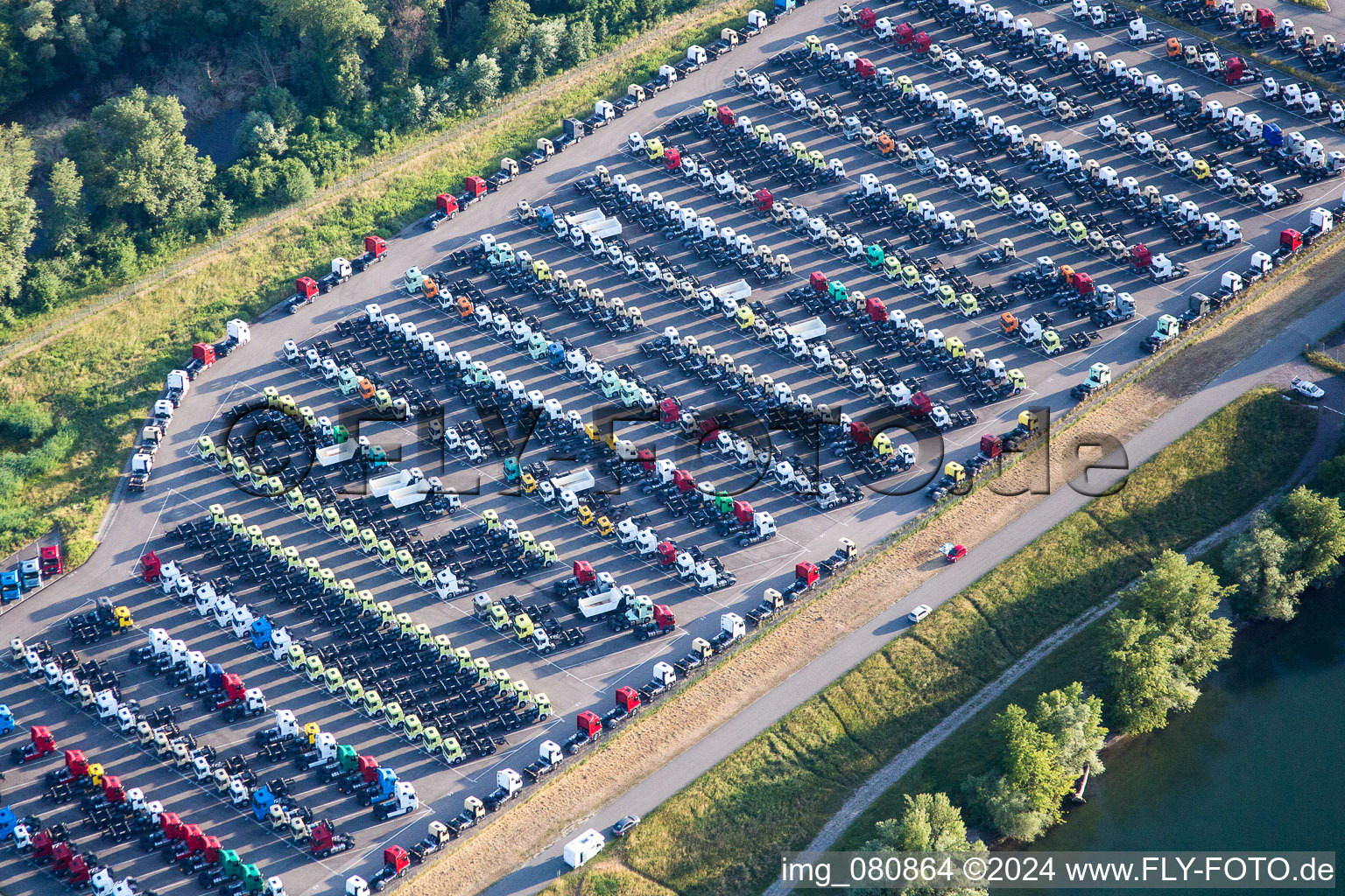 Vue aérienne de Aires de stationnement pour les nouveaux tracteurs routiers de Daimler Automobilwerke à le quartier Maximiliansau in Wörth am Rhein dans le département Rhénanie-Palatinat, Allemagne