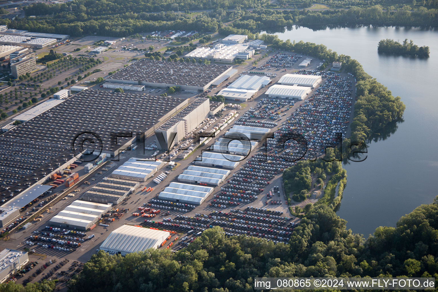 Daimler à le quartier Maximiliansau in Wörth am Rhein dans le département Rhénanie-Palatinat, Allemagne d'en haut