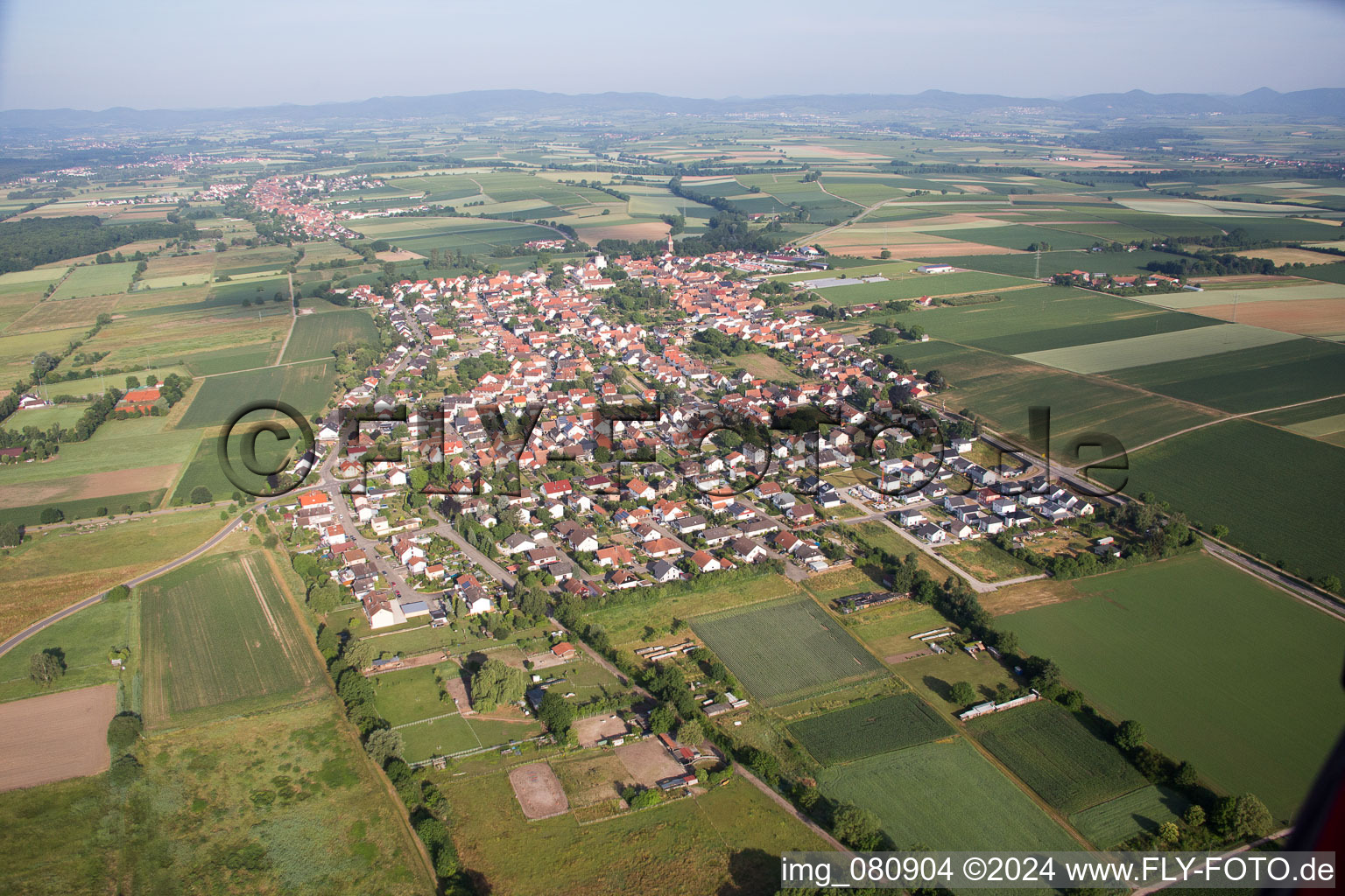 Minfeld dans le département Rhénanie-Palatinat, Allemagne vu d'un drone