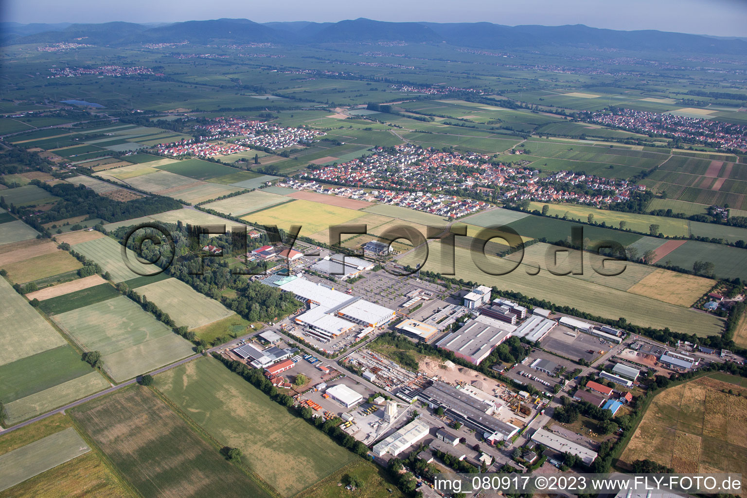 Vue aérienne de Zone industrielle de la Bruchwiesenstrasse avec quincaillerie Hornbach à le quartier Dreihof in Essingen dans le département Rhénanie-Palatinat, Allemagne