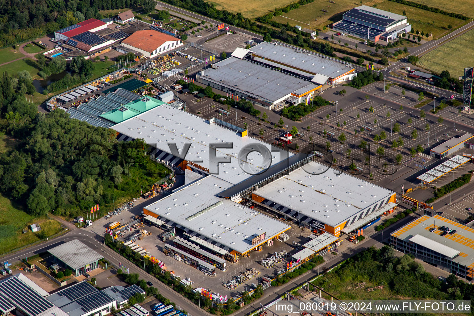 Vue aérienne de Quincaillerie du siège social de Hornbach dans la zone industrielle Bornheim à Bornheim dans le département Rhénanie-Palatinat, Allemagne