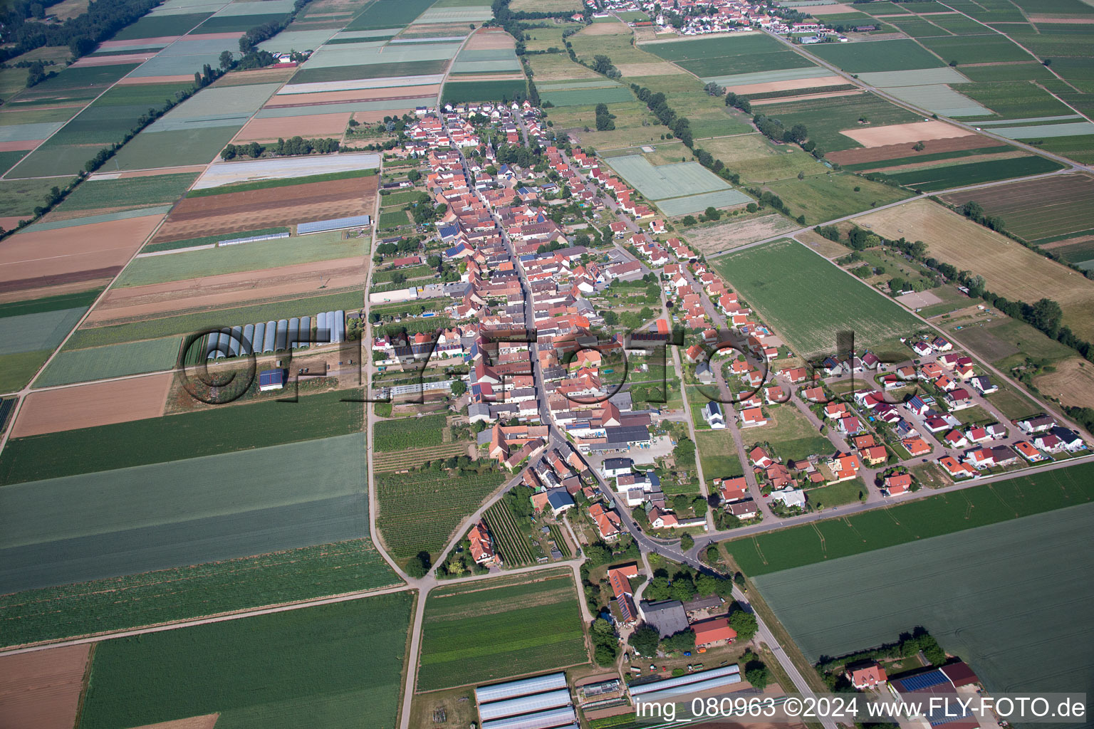 Vue aérienne de Vue sur le village à Böbingen dans le département Rhénanie-Palatinat, Allemagne