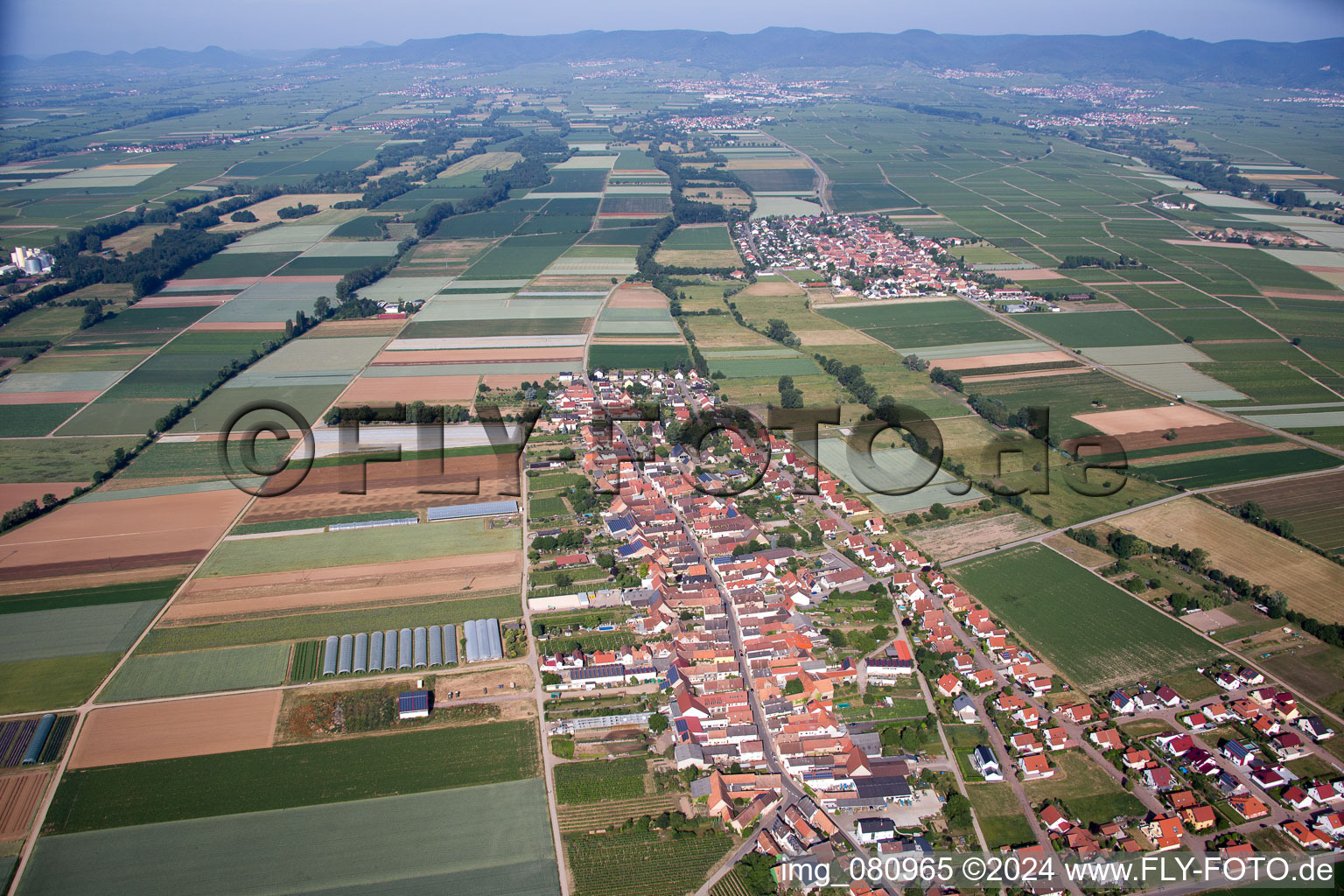 Vue aérienne de Vue sur le village à Böbingen dans le département Rhénanie-Palatinat, Allemagne