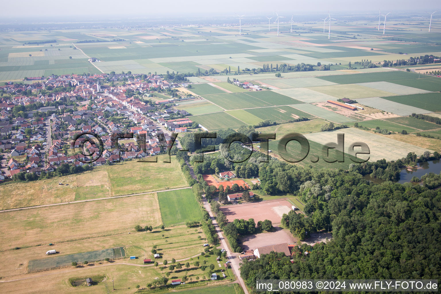 Vue aérienne de Waldstr. à le quartier Ottersheim in Ottersheim bei Landau dans le département Rhénanie-Palatinat, Allemagne