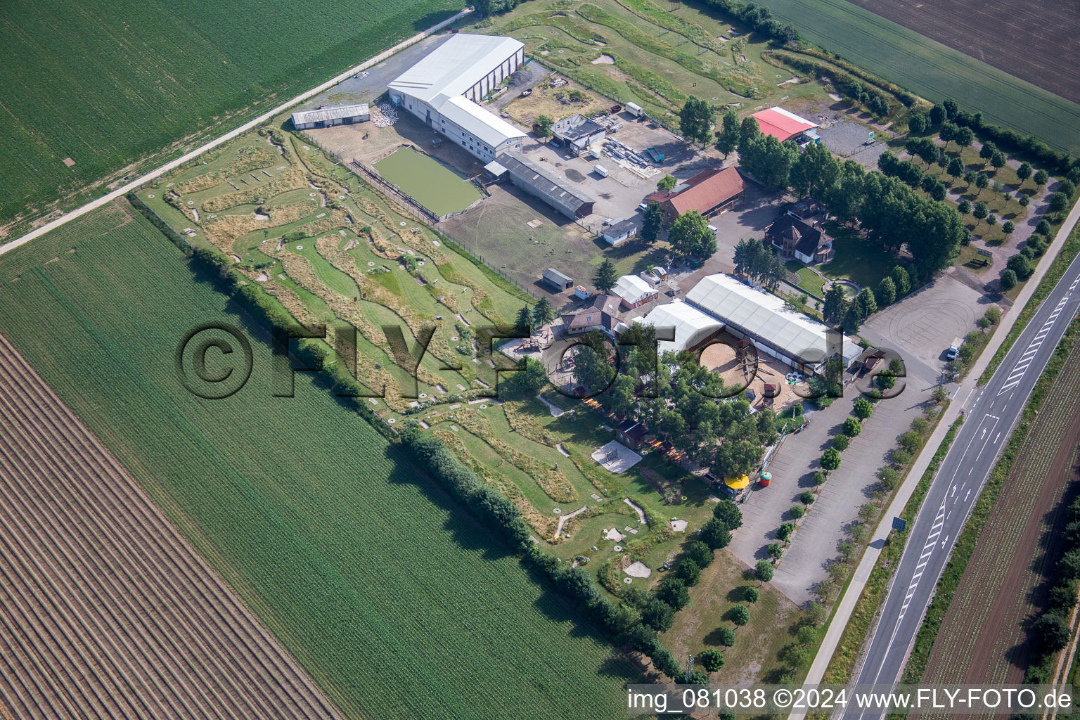 Vue aérienne de Tente du restaurant en plein air Adamshof et parcours de foot Kandel à Kandel dans le département Rhénanie-Palatinat, Allemagne