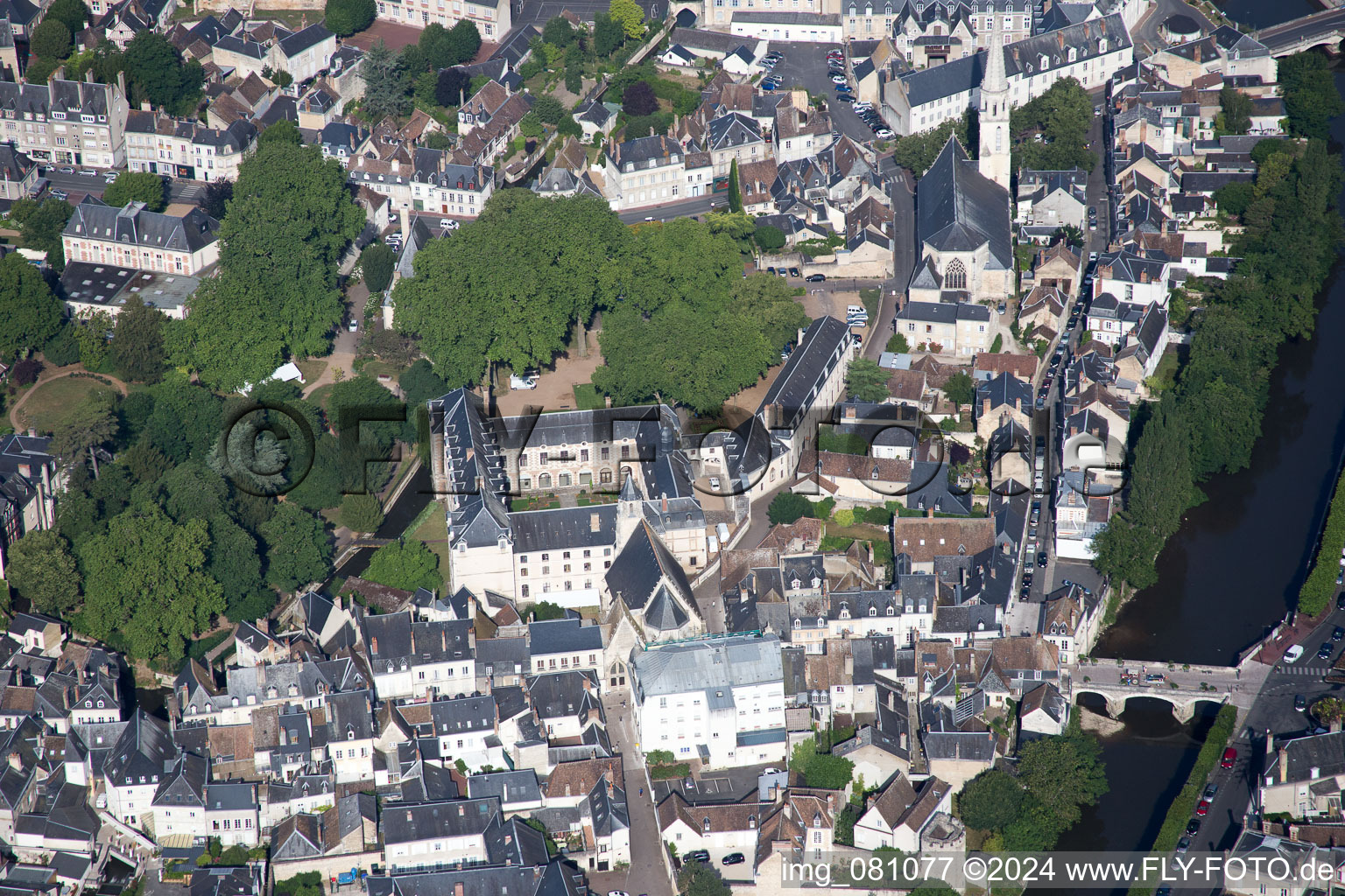 Vendôme dans le département Loir et Cher, France depuis l'avion