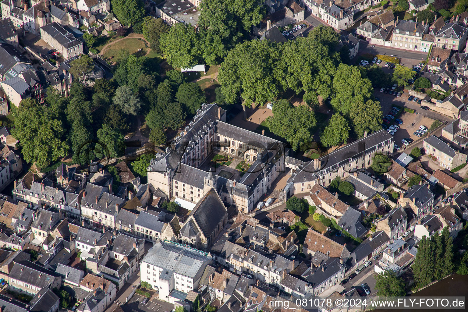 Vue aérienne de Mairie de Vendôme à Vendôme dans le département Loir et Cher, France