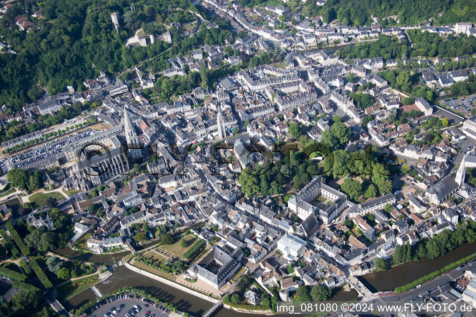 Vendôme dans le département Loir et Cher, France vue du ciel