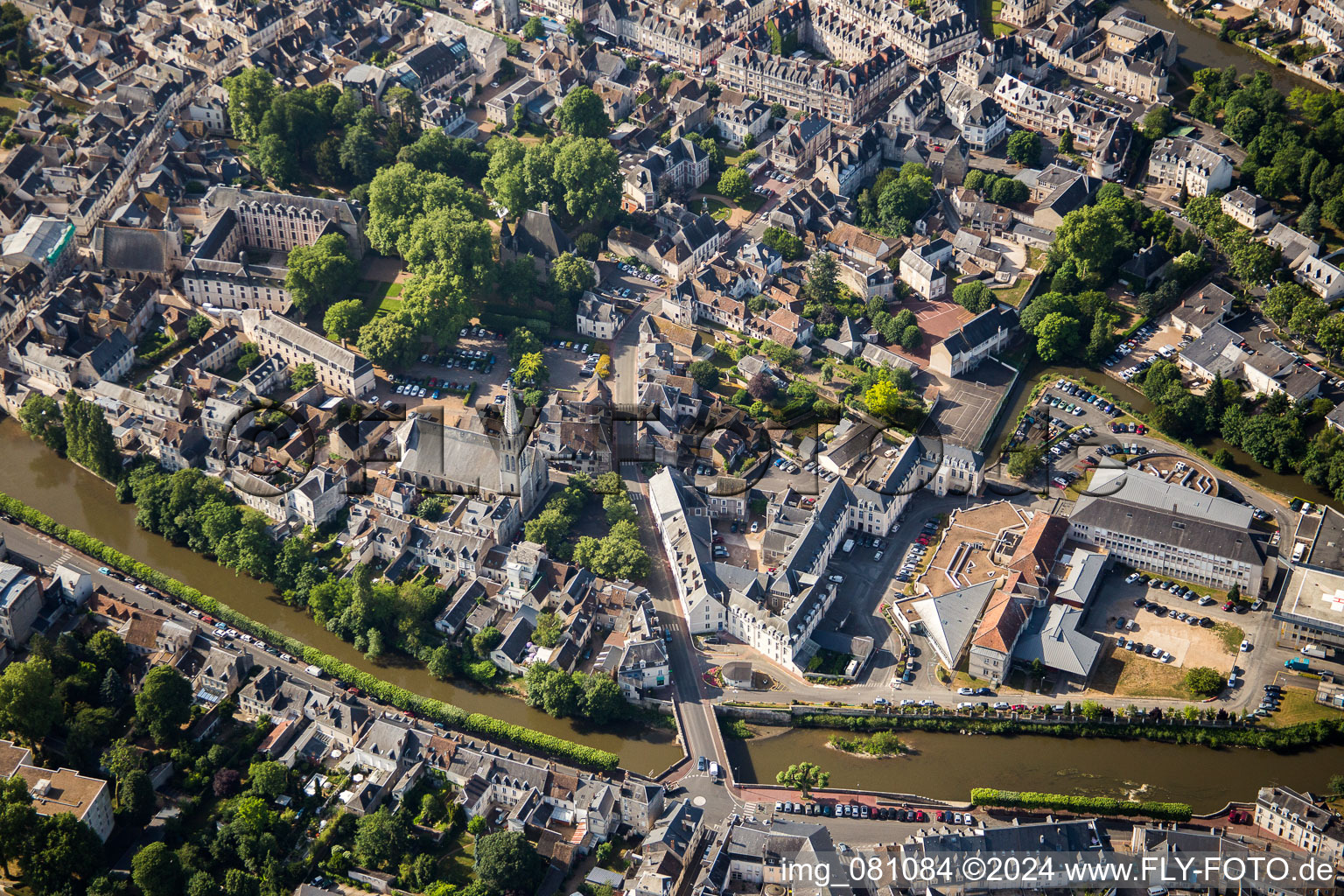 Vue aérienne de Rivière - Ouvrage de pont rue Poterie sur le Loir à Vendôme à Vendôme dans le département Loir et Cher, France