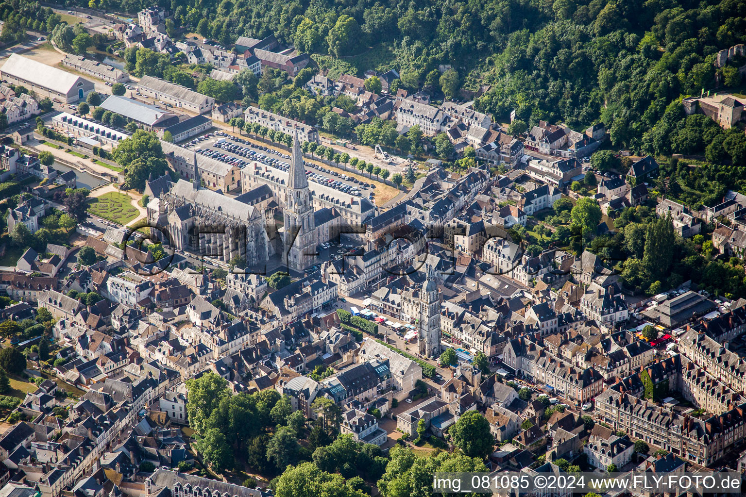 Vue aérienne de Ensemble immobilier du monastère de l'Abbaye de la Trinité / Abbaye De La Trinité à Vendôme à Vendôme dans le département Loir et Cher, France