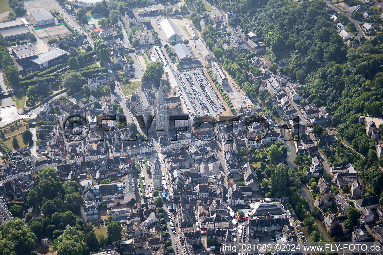 Vendôme dans le département Loir et Cher, France vu d'un drone