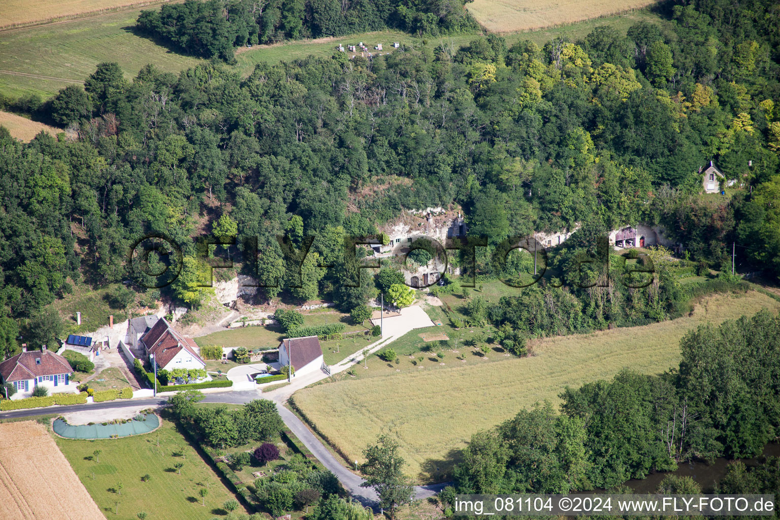 Vue aérienne de Habitations troglodytes de tuf sur le Loir à Thoré-la-Rochette à Thoré-la-Rochette dans le département Loir et Cher, France