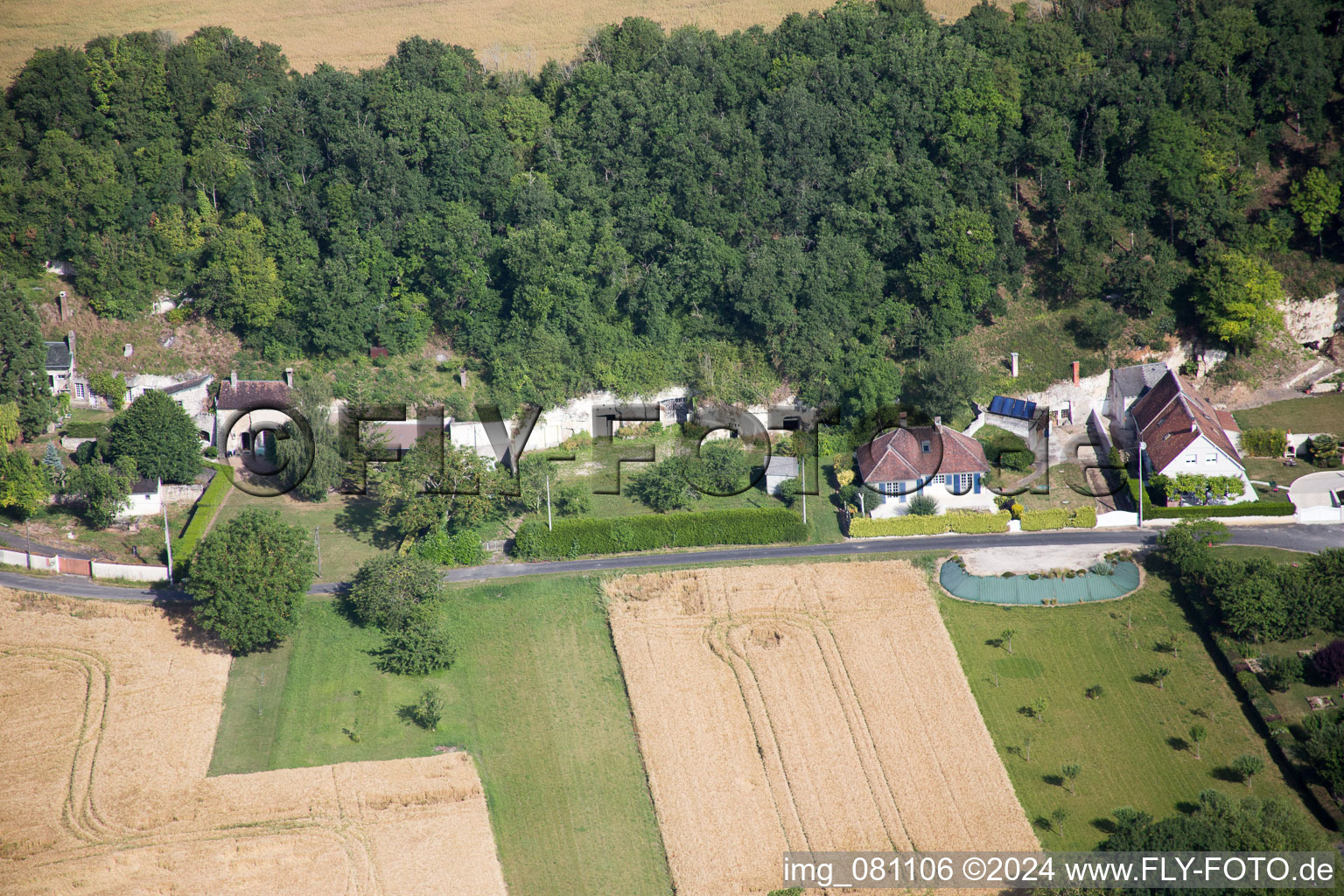 Vue aérienne de Habitations troglodytes de tuf sur le Loir à Thoré-la-Rochette à Thoré-la-Rochette dans le département Loir et Cher, France