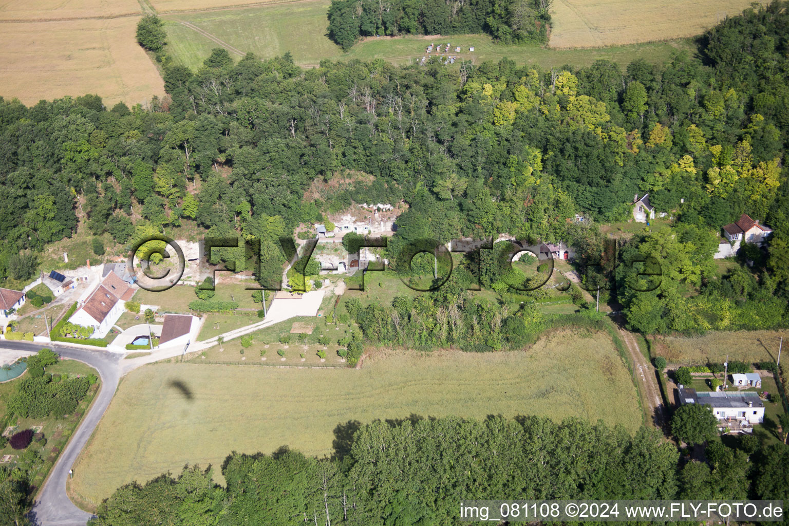 Photographie aérienne de Habitations troglodytes de tuf sur le Loir à Thoré-la-Rochette à Thoré-la-Rochette dans le département Loir et Cher, France