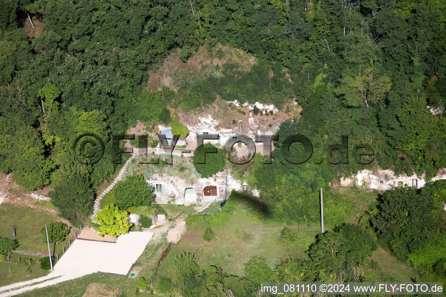 Vue oblique de Habitations troglodytes de tuf sur le Loir à Thoré-la-Rochette à Thoré-la-Rochette dans le département Loir et Cher, France