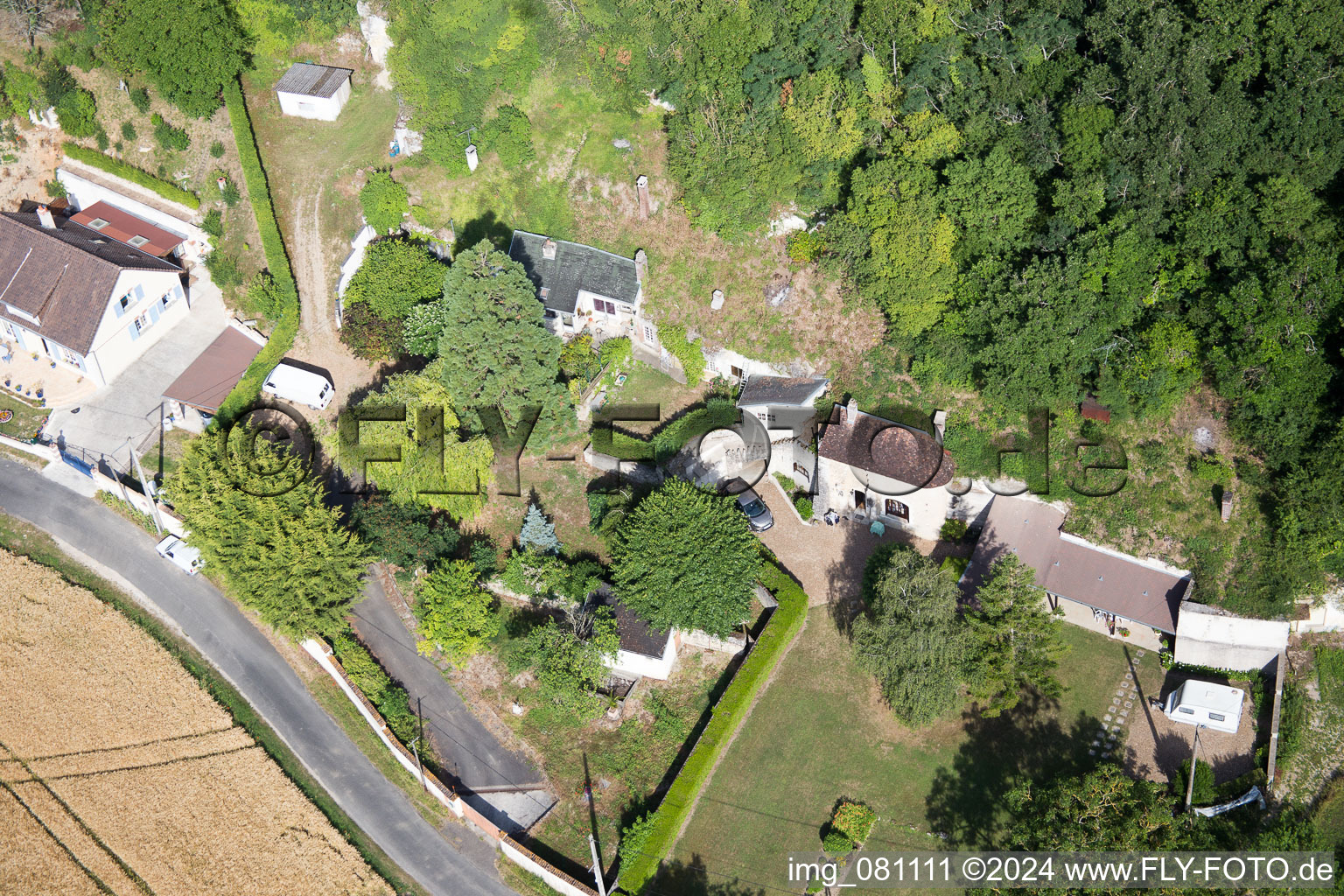 Vue aérienne de Habitations troglodytes de tuf sur le Loir à Lunay dans le département Loir et Cher, France