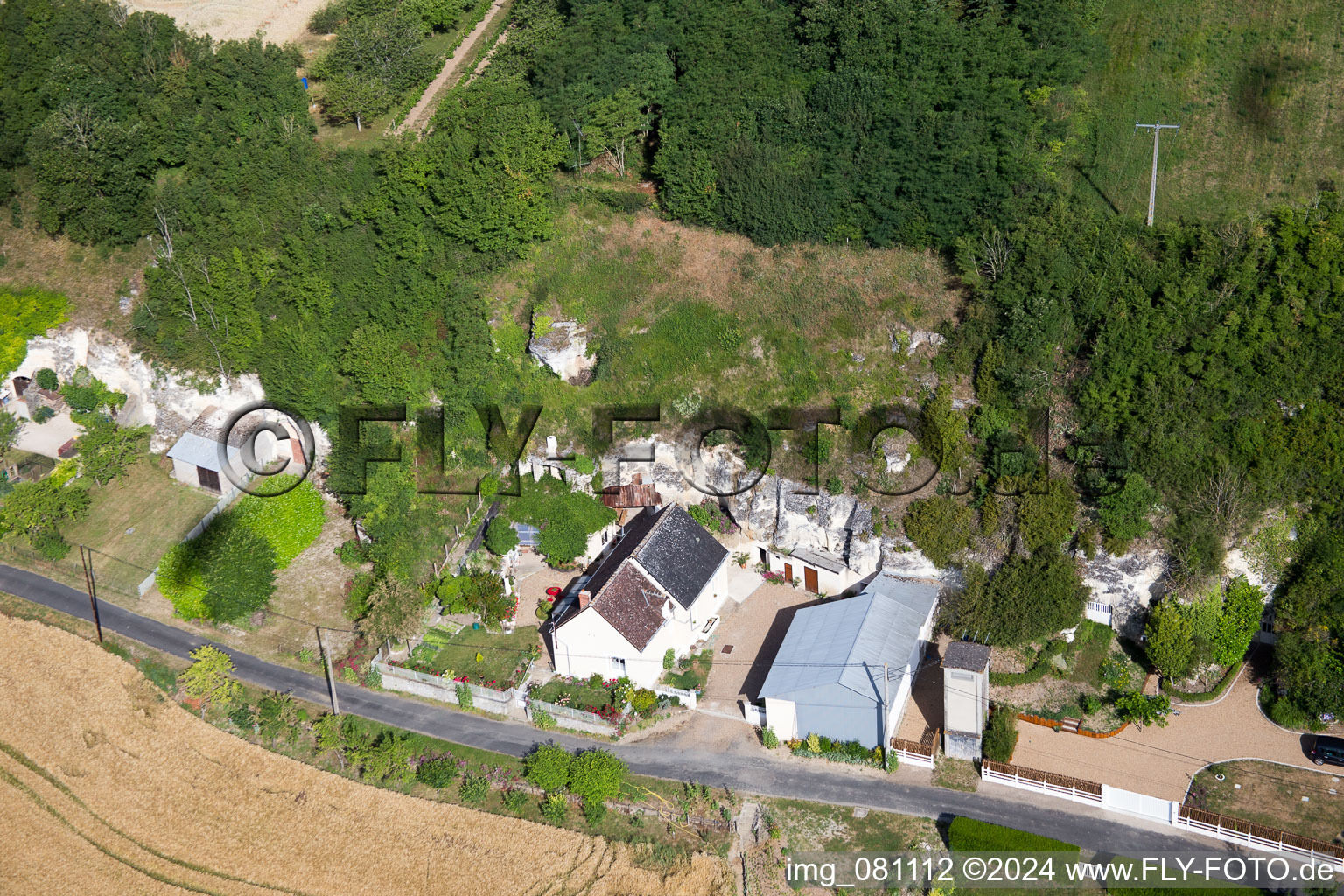 Vue aérienne de Habitations troglodytes de tuf sur le Loir à Lunay dans le département Loir et Cher, France