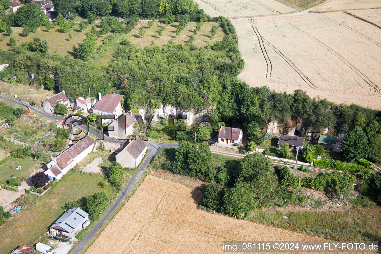 Vue oblique de Habitations troglodytes de tuf sur le Loir à Lunay dans le département Loir et Cher, France