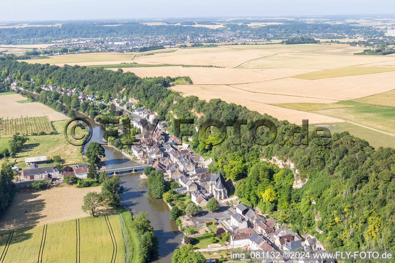 Vue aérienne de Rivière - ouvrage de pont sur le Loir à Les Roches-l'Évêque dans le département Loir et Cher, France