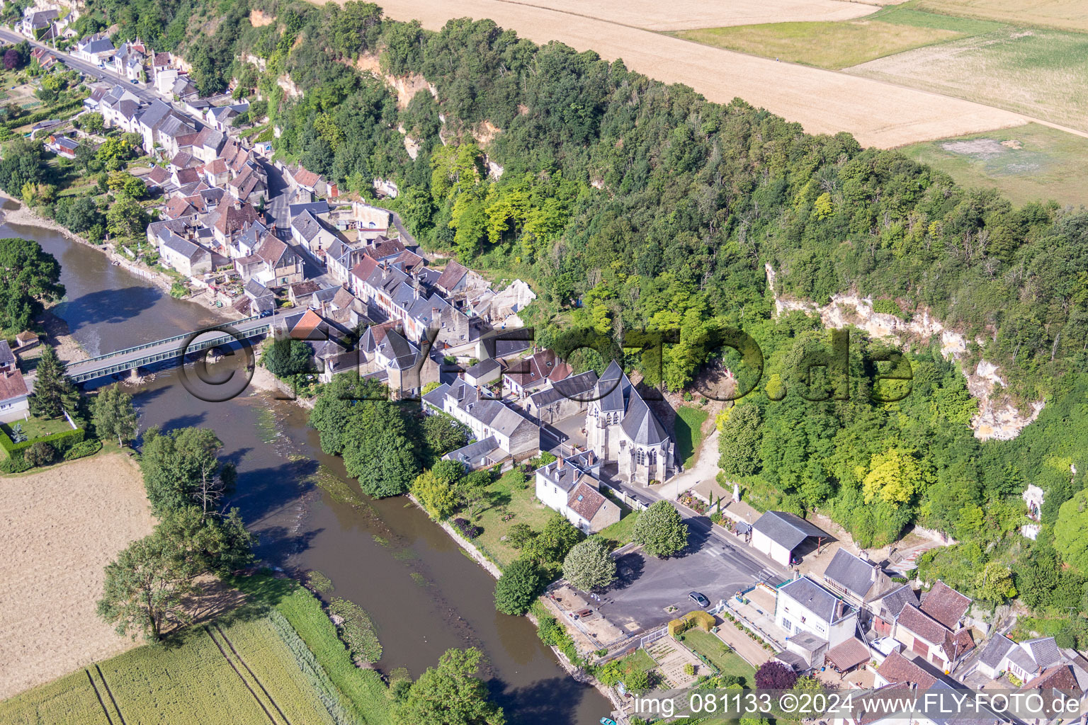 Vue aérienne de Rivière - ouvrage de pont sur le Loir à Les Roches-l'Évêque dans le département Loir et Cher, France