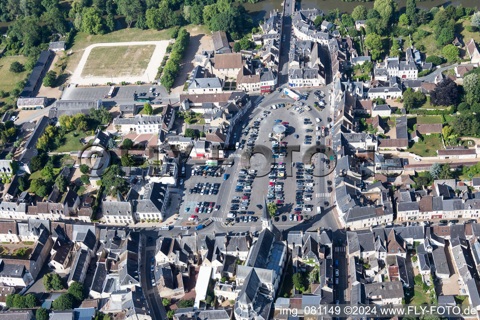 Vue aérienne de Place ensemble Place Clemencau en centre ville dans le quartier de Villeneuve à Montoire-sur-le-Loir dans le département Loir et Cher, France